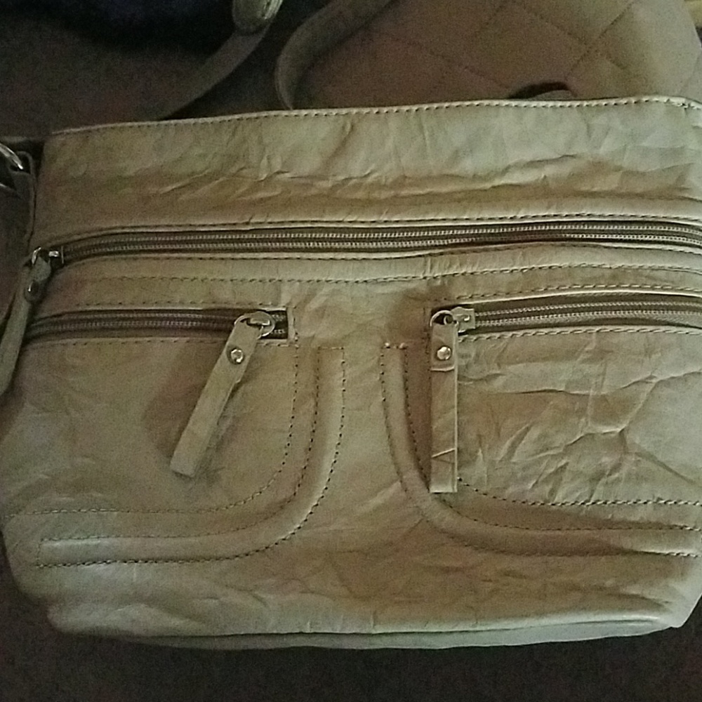 Tan shoulder bag.